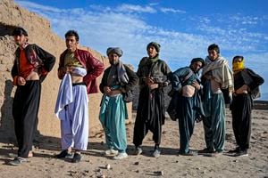 En esta foto tomada el 4 de febrero de 2022, muestra hombres afganos que no tenían más remedio que vender un riñón. Todos están dispuestos a sacrificar un órgano para salvar a sus familias.