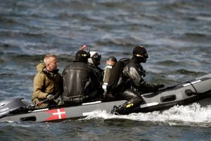 El torso de la periodista Kim Wall fue hallado en la zona donde desapareció hace once días. Buzos profesionales siguen buscando restos humanos de la mujer en la costa danesa.