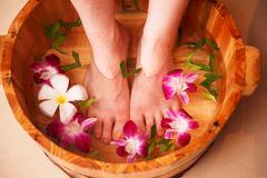 Un baño caliente puede reducir la inflamación de los pies.