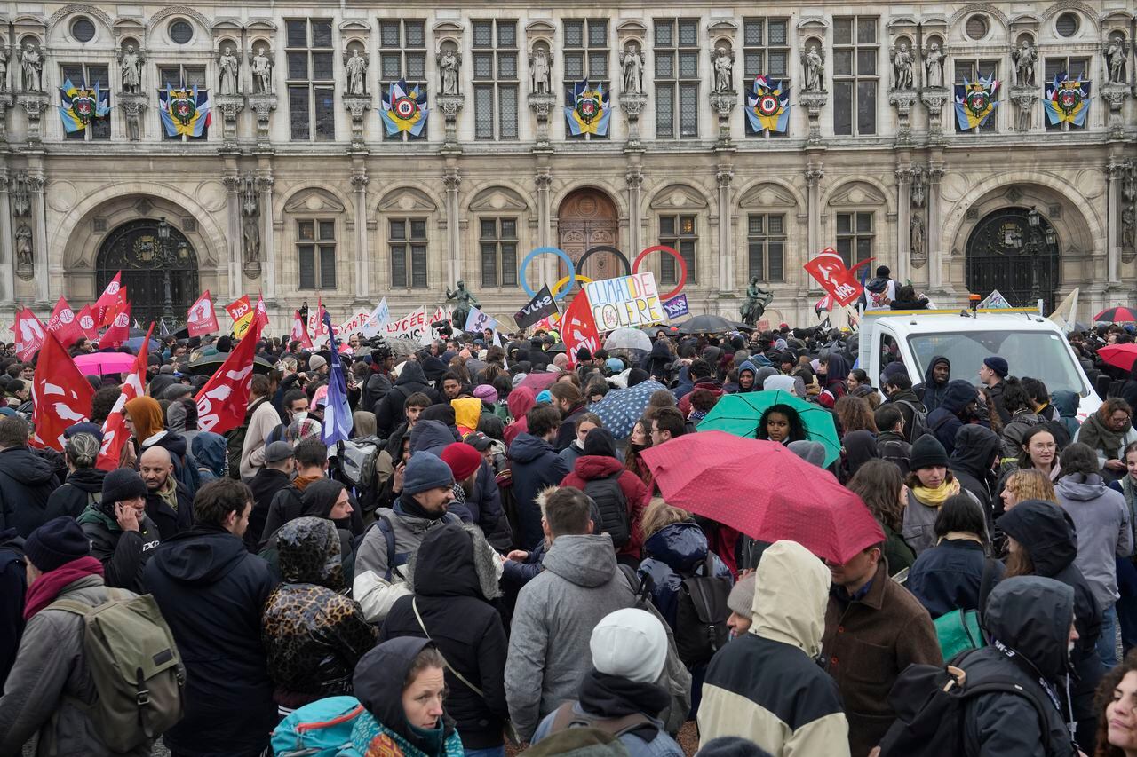 Manifestación frente al ayuntamiento de París