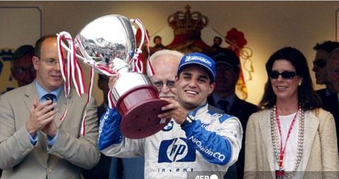 El Príncipe Alberto y Carolina de Mónaco entregan la copa de ganador del Gran Premio de Mónaco. 1 de julio de 2003.