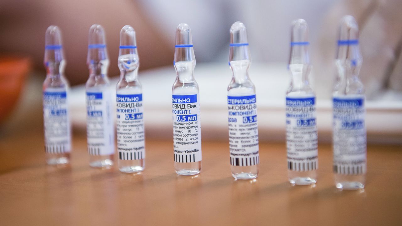 Ministro de Salud responde sobre posible adquisición de vacunas rusas por parte de Colombia