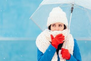 Chica luchando contra la enfermedad sintiendo frío y bajo el clima
