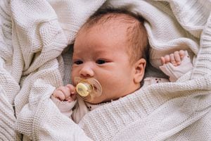 El chupo integra una serie de sensores selectivos que miden las concentraciones de iones de sodio y potasio en la saliva de los bebés. Foto: Europa Press.