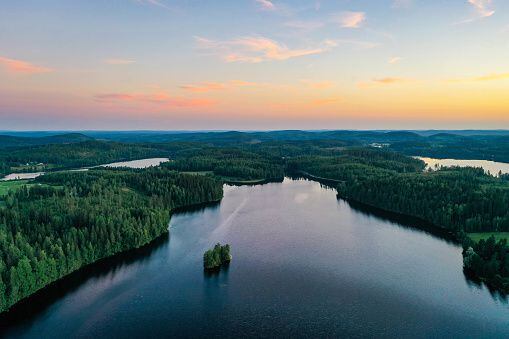 Finlandia es un país de vastos bosques y lagos, y muchos finlandeses reconocen un valor importante en la naturaleza.