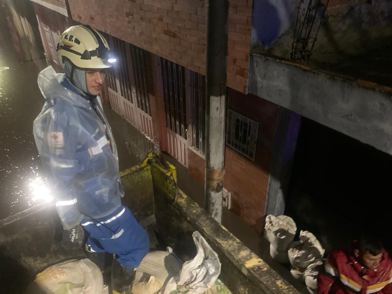 La Cruz Roja Colombiana Seccional Cundinamarca y Bogotá anunció que fue desplazado personal para atender la emergencia.