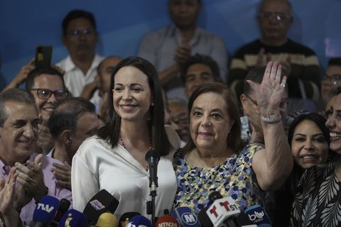 La líder opositora venezolana María Corina Machado en conferencia de prensa, acompañada por Corina Yoris, en Caracas, Venezuela, el viernes 22 de marzo de 2024. (AP Foto/Ariana Cubillos)