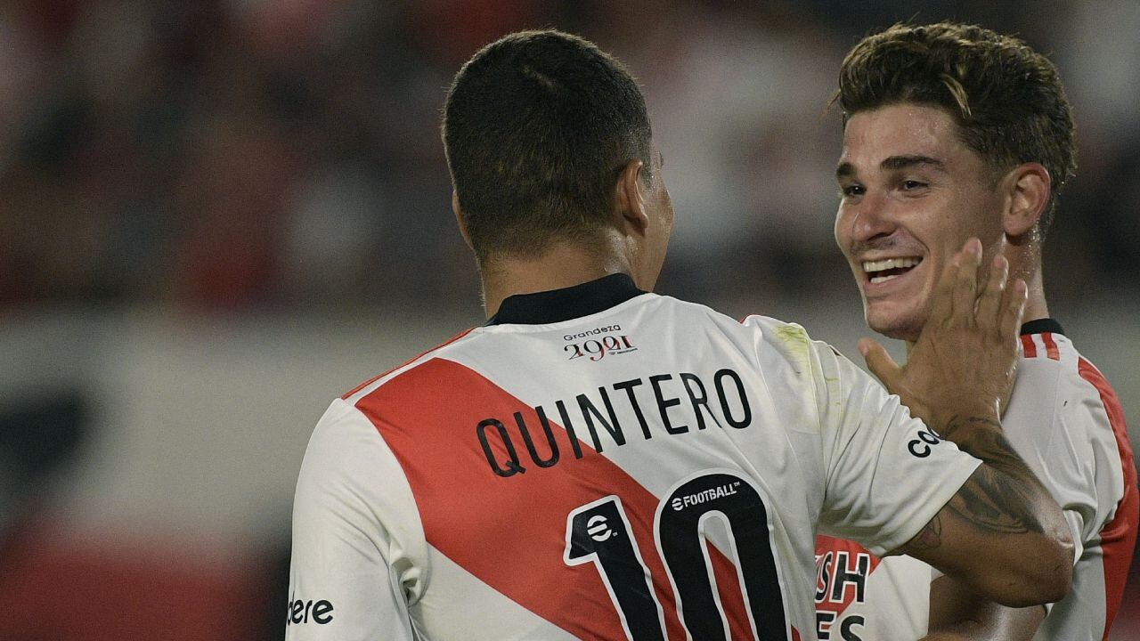 Juan Fernando Quintero y Julián Álvarez celebran un gol frente a Patronato