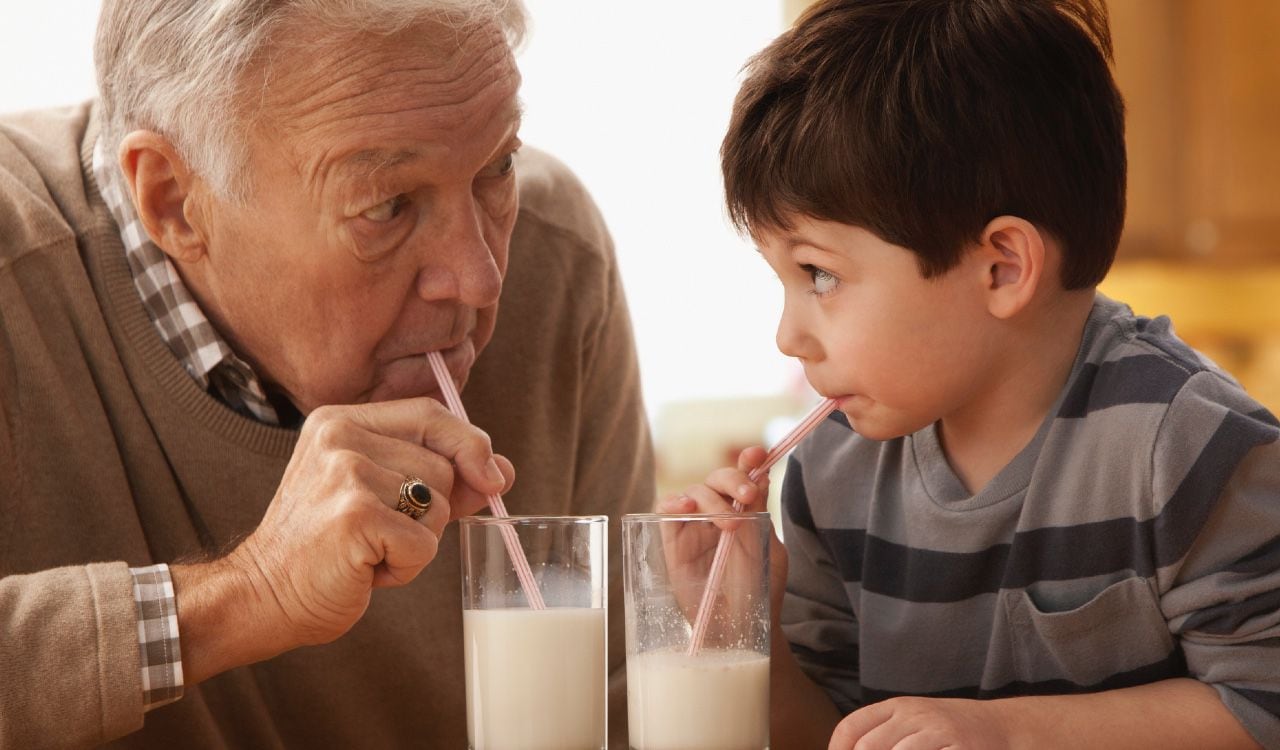 La leche tiene lactosa de azúcar, proteínas y grasas que ayudan a que hidrate mejor que el agua.