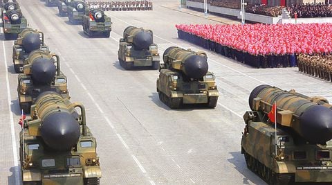 Vehículos con misiles durante el desfile que marca el 105 aniversario del nacimiento de Kim Il-sung en Pyongyang, 15 de abril de 2017
