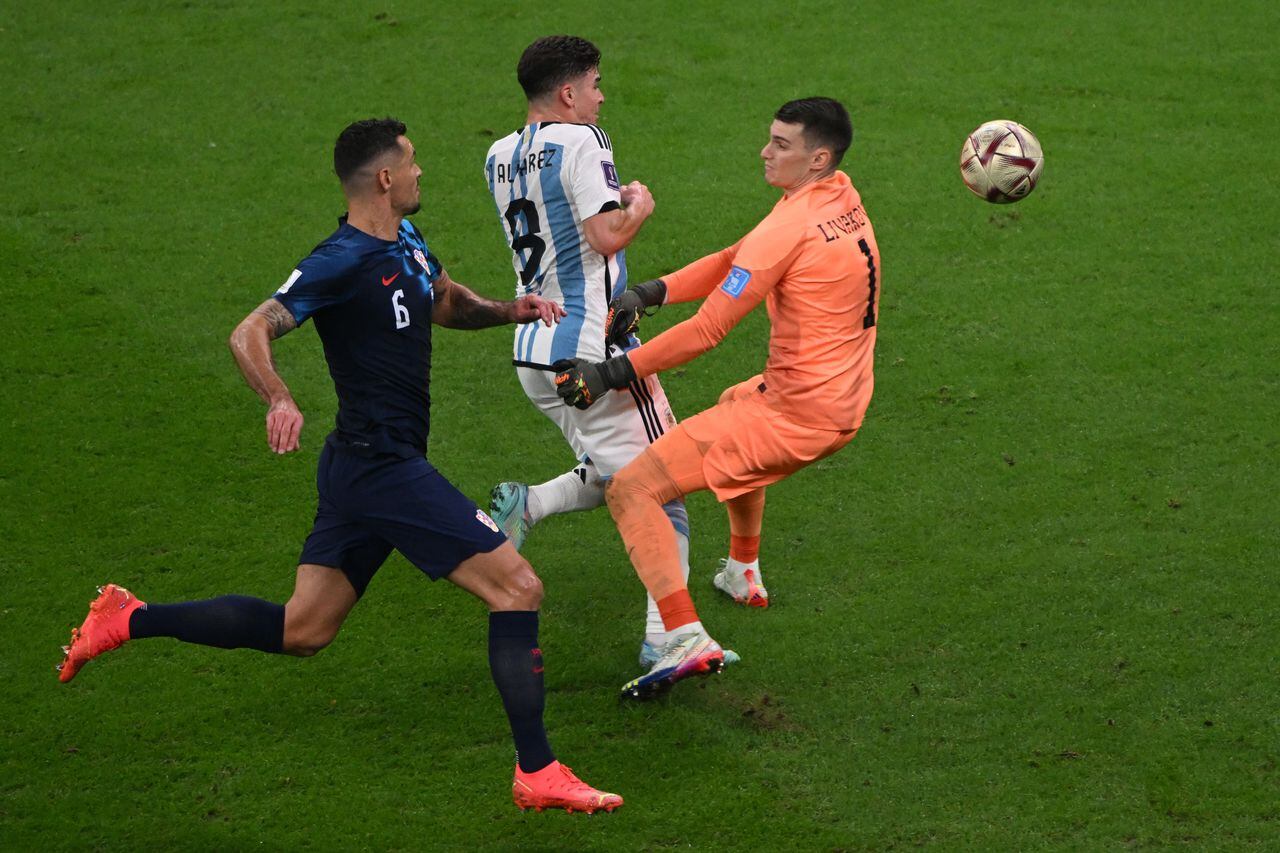 ​​Copa Mundial, Argentina - Croacia, ronda final, semifinal, Estadio Lusail, el portero croata Dominik Livakovic ensucia al argentino Julian Alvarez.