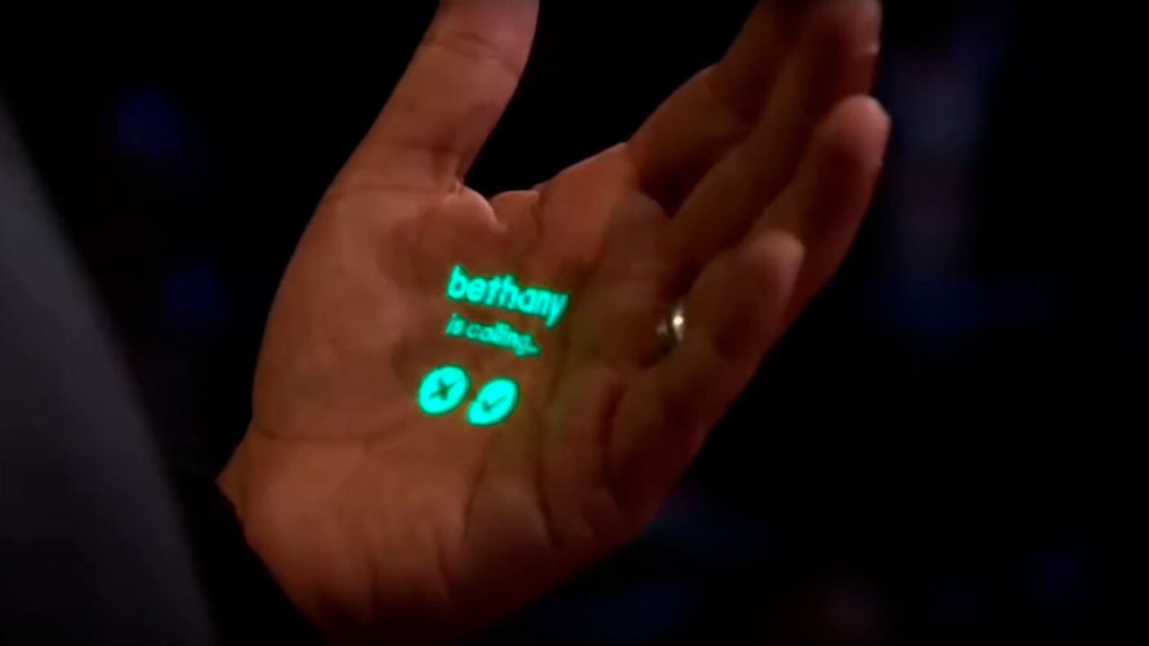 Gadget con IA puede proyectar información en la palma de la mano.