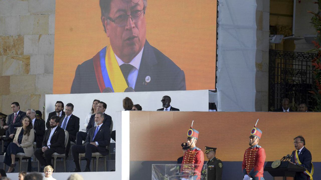 El nuevo presidente de Colombia, Gustavo Petro, pronuncia un discurso durante la ceremonia de toma de posesión en la plaza Bolívar de Bogotá, el 7 de agosto de 2022 (Foto de Raúl ARBOLEDA / AFP)