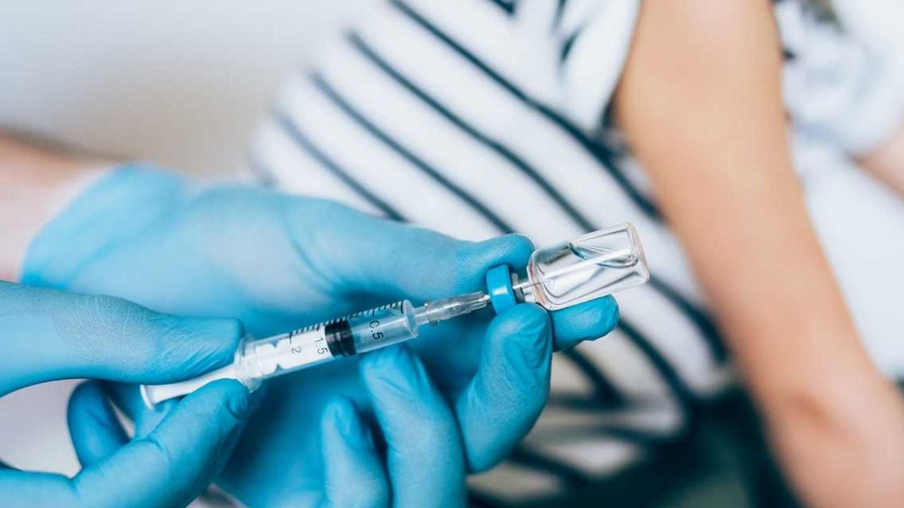 Según el ministro de Salud, Fernando Ruiz, solo espera a que se materialicen las donaciones de vacunas que prometieron países como Canadá y España. De la última donación de Estados Unidos se destinarán alrededor de 500.000 vacunas para esta población.