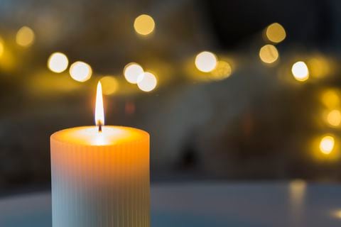 La vela blanca debe ser encendida cuando se haga la oración a San Benito.