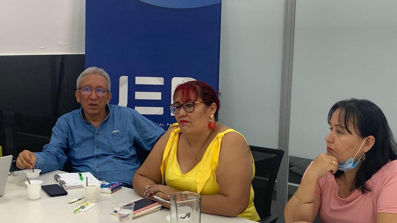 De izquierda a derecha, Libardo Chilatra, Paola Medina y Tania Díaz, integrantes de la Corporacion Renacer, que congrega a víctimas del llamado exterminio de la Unión Patriótica.
