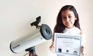 La niña siguió descubriendo más objetos del espacio exterior. Foto: Colaboración Internacional de Búsqueda Astronómica.