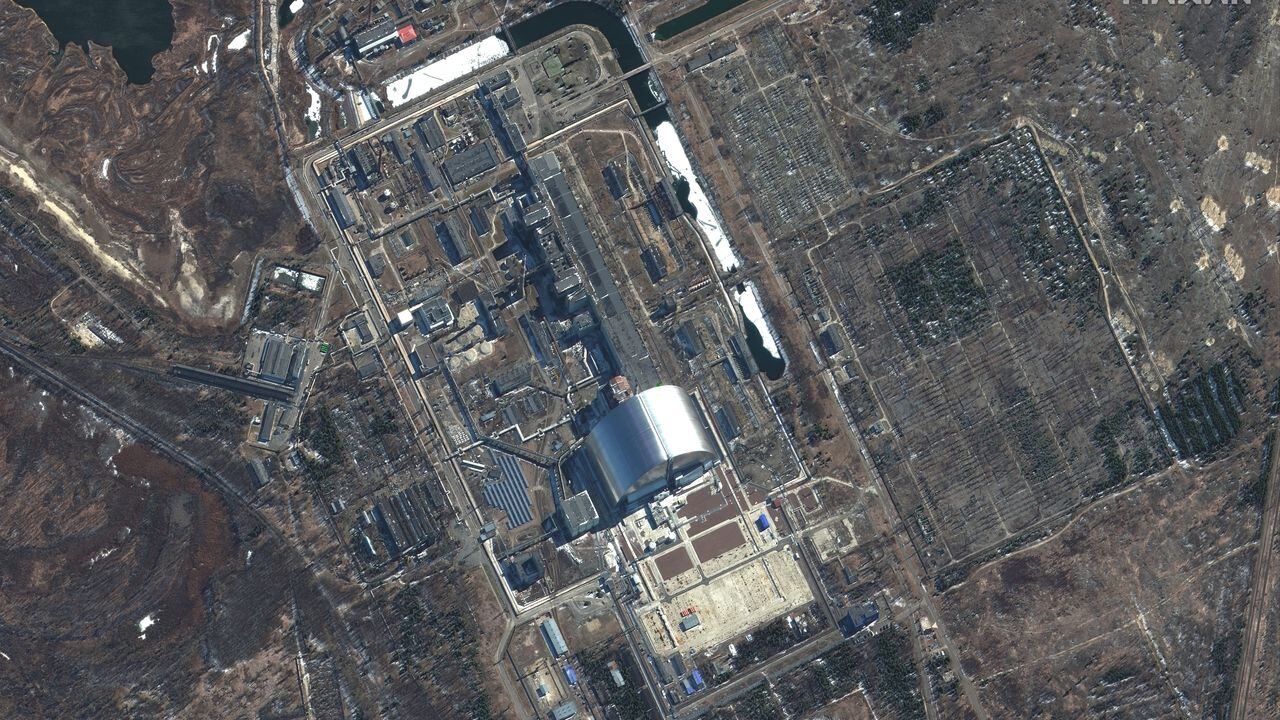 Esta imagen de satélite Maxar tomada y publicada el 10 de marzo de 2022 muestra una descripción general de la planta de energía nuclear de Chernobyl en Pripyat, Ucrania. - Moscú y Kiev están "listos para trabajar" con el organismo de control atómico de la ONU para garantizar la seguridad nuclear, dijo su jefe el 10 de marzo, ya que Ucrania ha perdido "todas las comunicaciones" con la planta de energía nuclear de Chernobyl. (Foto por Imagen satelital  2022 Maxar Technologies / AFP) / RESTRINGIDO A USO EDITORIAL - CRÉDITO OBLIGATORIO "FOTO AFP / Imagen satelital  2022 Maxar Technologies" - SIN MARKETING - SIN CAMPAÑAS PUBLICITARIAS - DISTRIBUIDO COMO SERVICIO A CLIENTES - LA MARCA DE AGUA NO PUEDE SE QUITARÁ/RECORTARÁ / LA MARCA DE AGUA NO SE PUEDE QUITAR/RECORTAR
