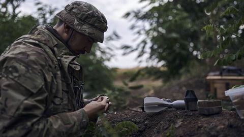 Un soldado de Ucrania carga una bomba en un dron cerca de Bajmut, en la región de Donetsk, Ucrania, el domingo 3 de septiembre de 2023.