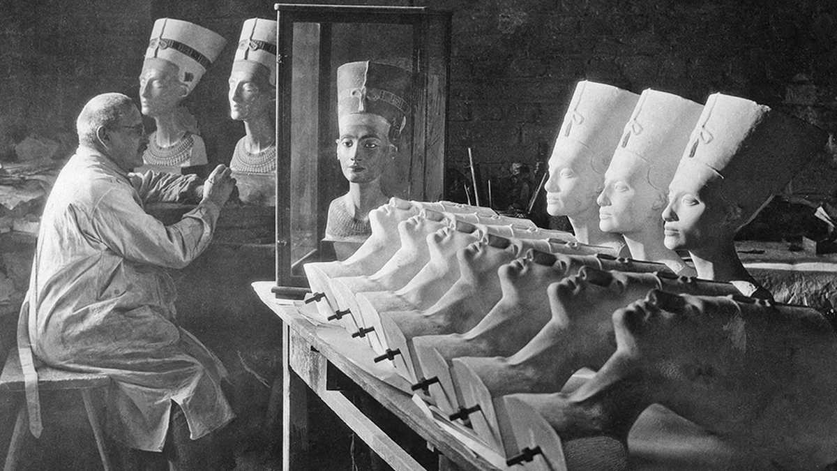 El descubrimiento del busto de Nefertiti la hizo también una figura central de la promoción y proyección del Antiguo Egipto.  