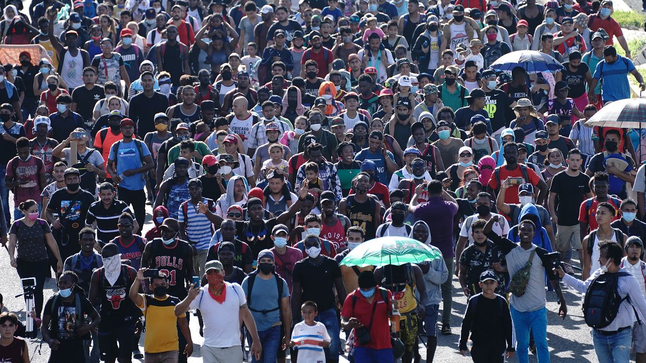 Caravana de migrantes se dirige hacia el norte hacia la frontera de los Estados Unidos y México.