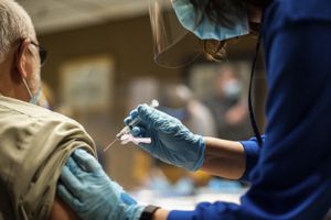Empleados reciben la vacuna contra el coronavirus en Wilkesboro, Carolina del Norte. (Melissa Melvin/AP)