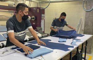La empresa Suárez fabrica ropa para ciclistas