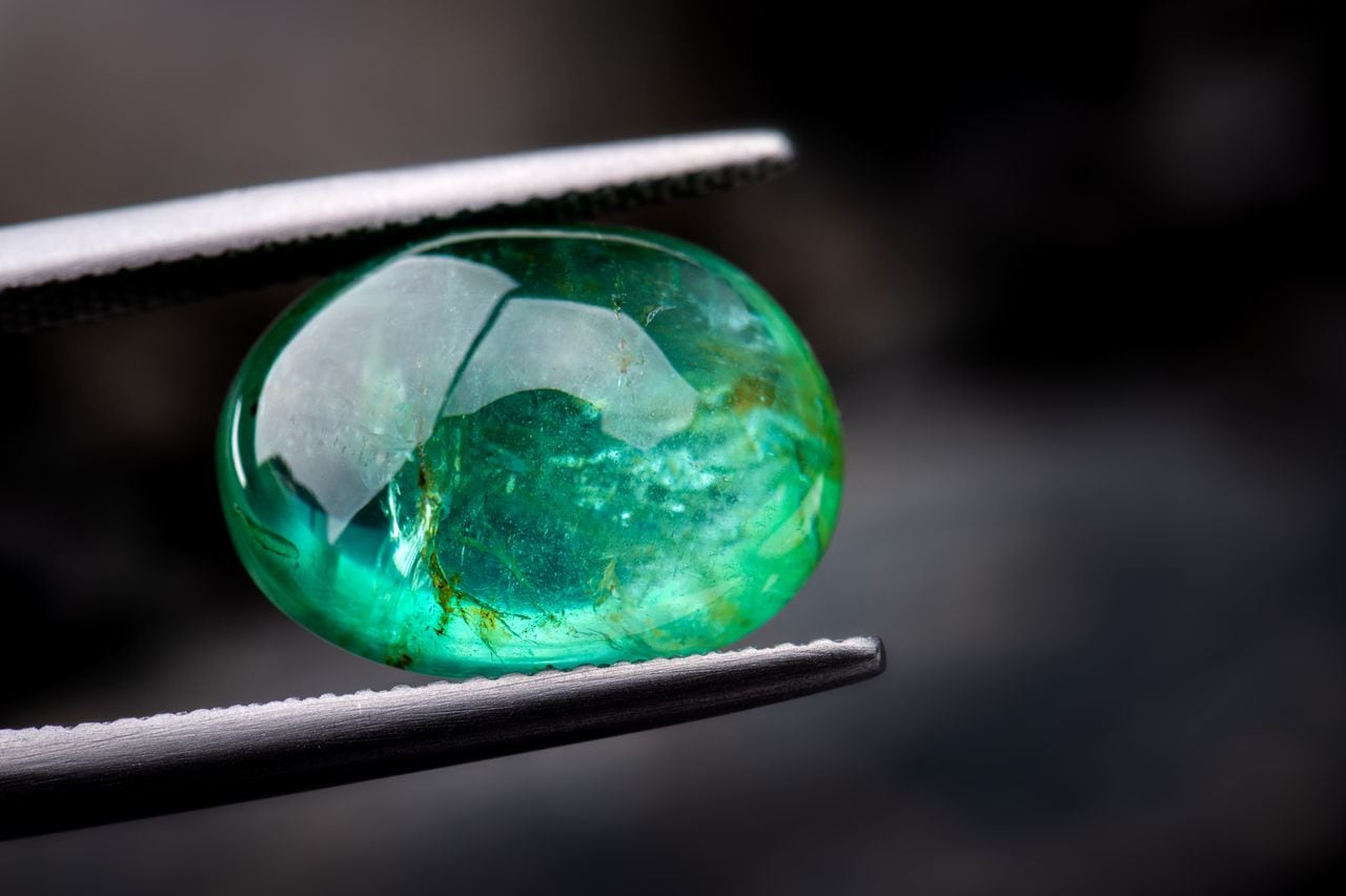 Se exploran técnicas y cuidados esenciales para recuperar el brillo original de una esmeralda y devolverle la vida a esta joya preciosa.