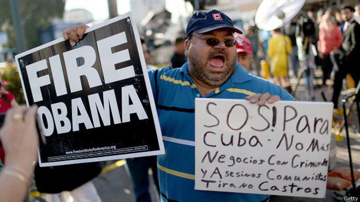 Exiliados cubanos protestaron en Miami el 17 de diciembre contra el anuncio de Obama de restablecer relaciones diplomáticas con la isla.
