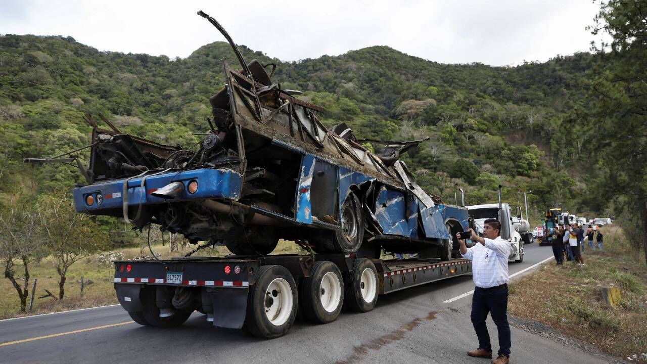 Un tráiler transporta los restos de un autobús que transportaba migrantes que habían viajado por la brecha del Darién.