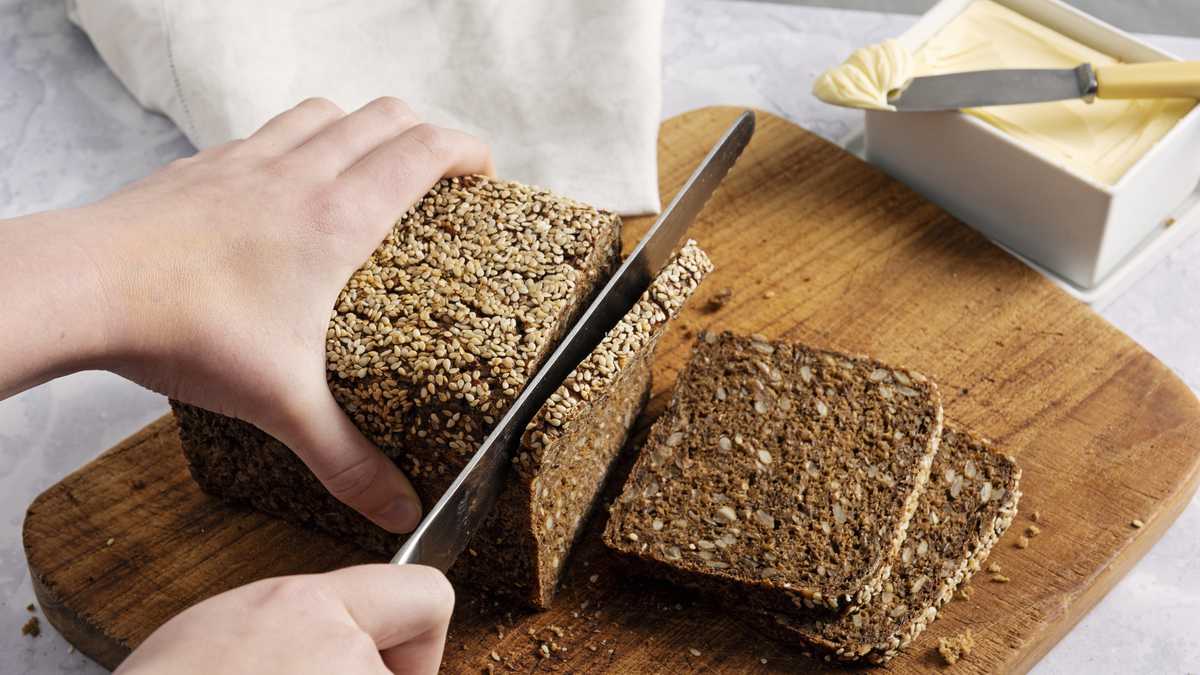 El pan integral es aquel pan que ha sido elaborado con harina no refinada, es decir, que se ha dejado el grano integral.