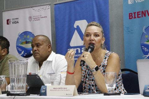 Paula Cortés, presidenta Anato y el gobernador de San Andrés,  Everth Julio Hawkins