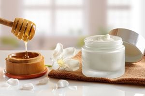 La mascarilla de maizena con miel ayuda a eliminar los poros abiertos de la piel del rostro.