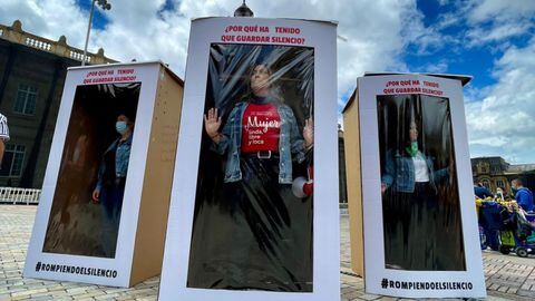 Angélica Martínez, precandidata al Senado por el Nuevo Liberalismo, se encerró en una caja para protestar por la violencia contra la mujer.