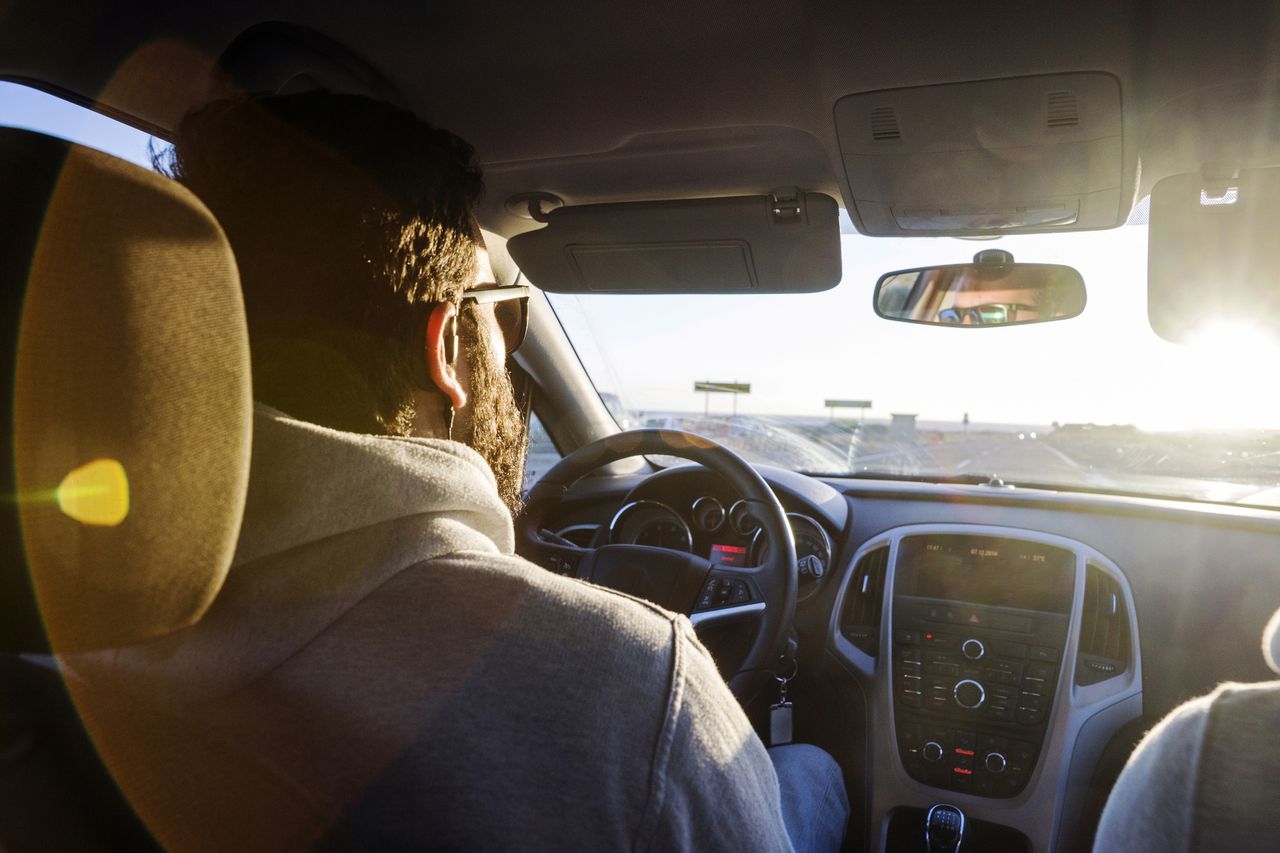 El freno de mano puede ayudar a tener una conducción más segura.