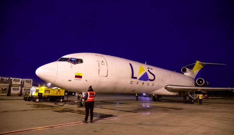 Las vacunas arribaron a Bogotá en un vuelo de DHL B727 procedente de Bruselas, Bélgica, operado por Líneas Aéreas Suramericanas.
