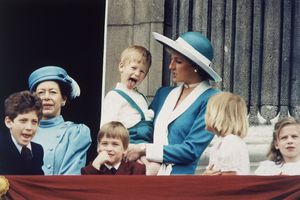 En esta foto de archivo del 11 de junio de 1988, el príncipe Harry de Gran Bretaña saca la lengua para las cámaras en el balcón del Palacio de Buckingham en Londres. La princesa Diana sostiene a Harry, mientras un sonriente príncipe William se sienta al frente. Ambos hermanos sostuvieron un tenso encuentro en el homenaje de su madre de este jueves.