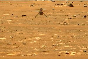 En esta imagen facilitada por la NASA, el helicóptero Mars Ingenuity se cierne sobre la superficie del planeta durante su segundo vuelo el jueves 22 de abril de 2021 (NASA / JPL-Caltech / ASU / MSSS vía AP)