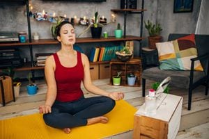 El yoga facial ayuda a disminuir la hinchazón del rostro.