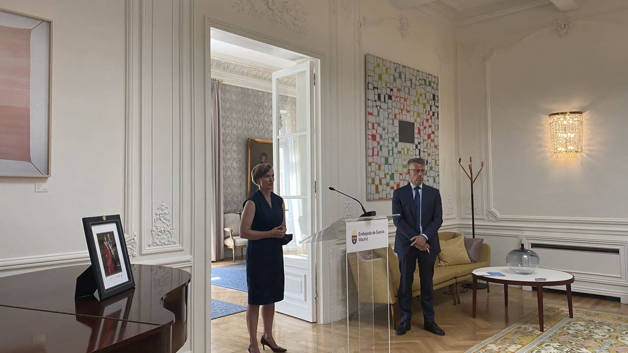 La embajadora de Finlandia en España, Sari Rautio; y el de Suecia, Teppo Tauriainen, en una sesión informativa en la Embajada de Madrid.