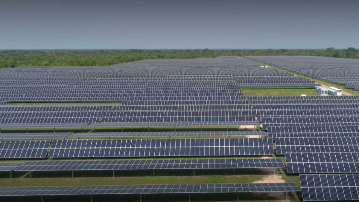 El proyecto tendrá una capacidad instalada de 486,7 MW y más de 820.600 paneles solares.