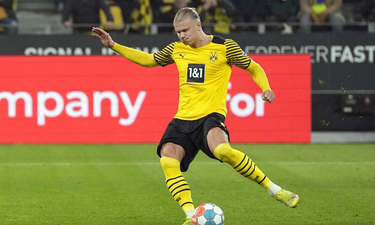 Dortmund's Erling Haaland, scores on a penalty kick during the German Bundesliga soccer match between Borussia Dortmund and Greuther Fuerth in Dortmund, Germany, Wednesday, Dec. 15, 2021. (AP/Martin Meissner)