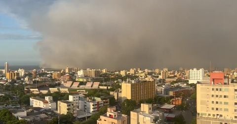 Incendio en Isla Salamanca, cubrió a Barranquilla de humo.