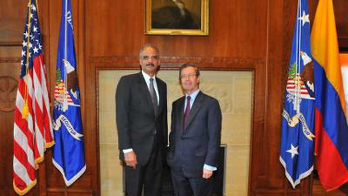 El fiscal general de Estados Unidos, Eric Holder, y el ministro de Justicia colombiano Juan Carlos Esguerra. 
