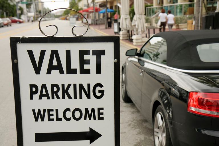 Un valet parking estaría pagando 13 dólares la hora
