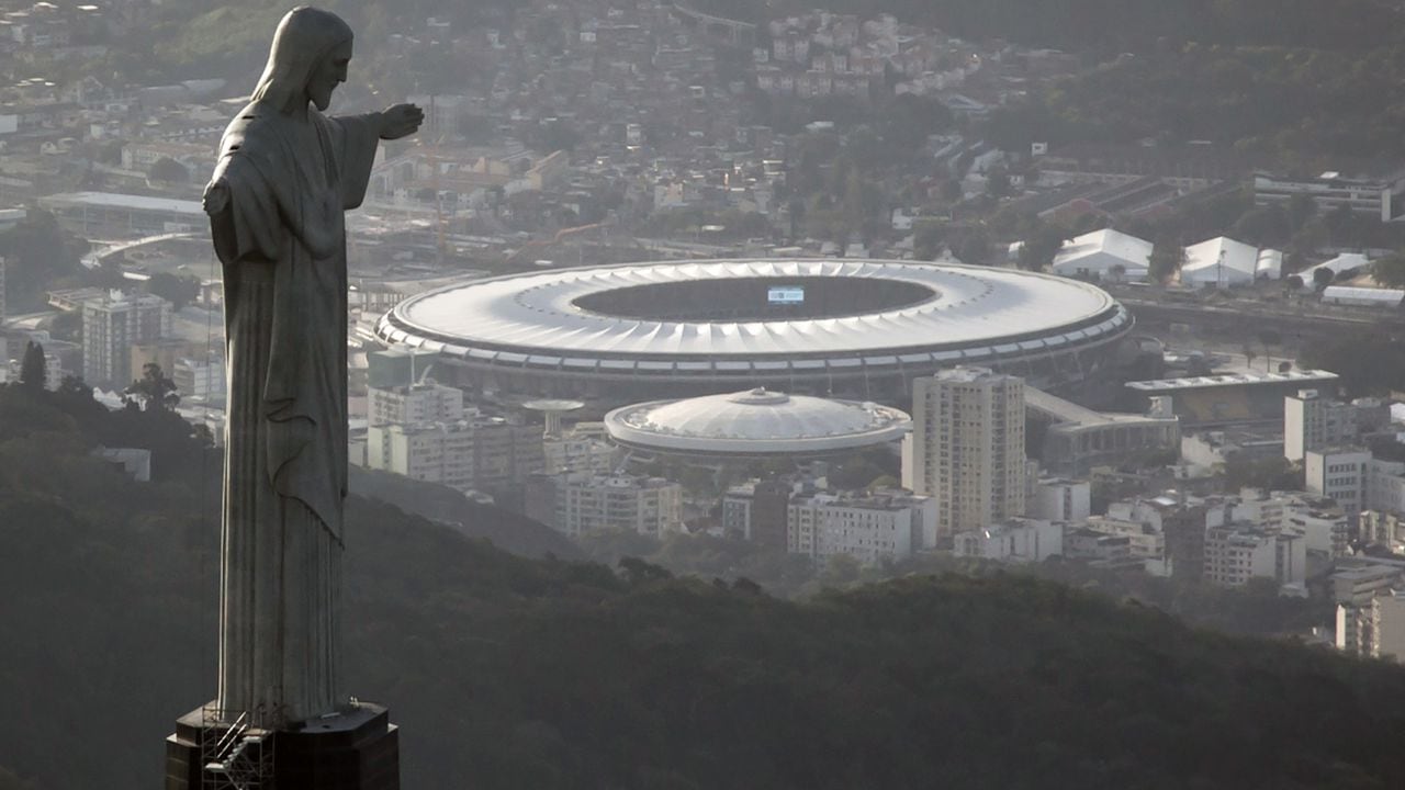 Estadio Maracaná detrás del Cristo Redentor en Río de Janeiro, Brasil. Foto: AP / Felipe Dana
