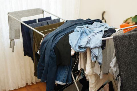 Secar la ropa en casa puede parecer un desafío, pero con las estrategias adecuadas, es posible lograr un resultado eficiente y libre de malos olores.