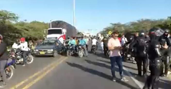 El Esmad en el lugar logró un diálogo con los taxistas para suspender el bloqueo que generó este trancón