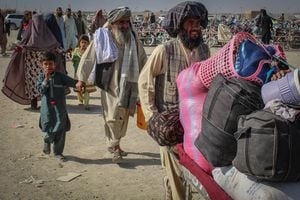 Los ciudadanos afganos llegan al paso fronterizo entre Pakistán y Afganistán en Chaman el 19 de agosto de 2021 para regresar a Afganistán