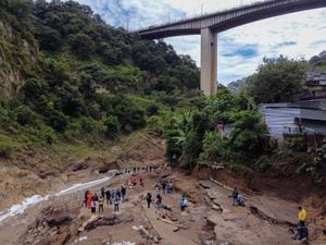 Vista aérea del lugar donde la corriente de un río arrasó varias casas en la favela Dios es Fiel, anexo de la colonia Kjell Laugerud en la Ciudad de Guatemala, tomada el 25 de septiembre de 2023. (Foto de Johan ORDONEZ / AFP)